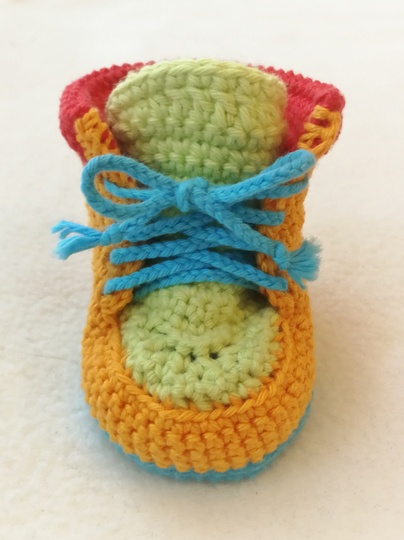 Häkelanleitung für Babyschuhe: Baby Sneaker “Crazy” - mit Herz-Applikation