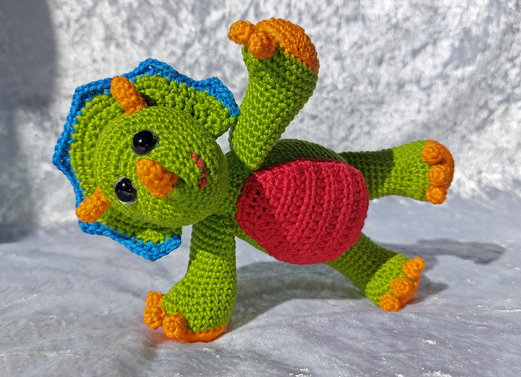 Triceratops "Veo" häkeln - Anleitung für den süßen Dino