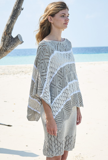 Lässiger Poncho und schmaler Bleistiftrock