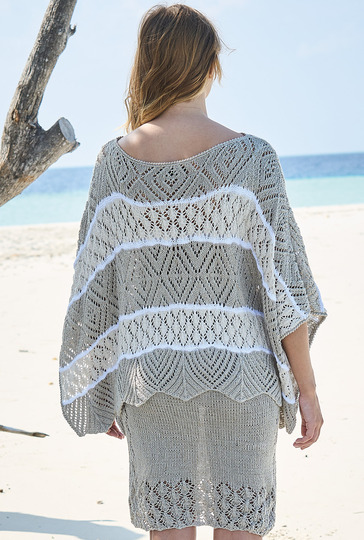 Lässiger Poncho und schmaler Bleistiftrock