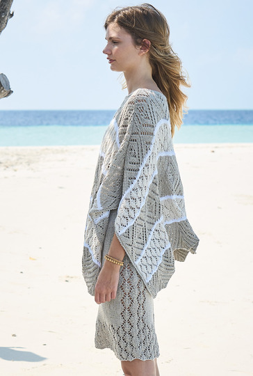 Lässiger Poncho und schmaler Bleistiftrock