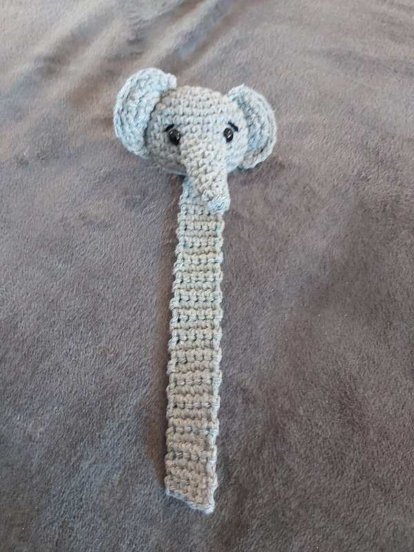 Gehäkeltes graues Lesezeichen mit Elefantenkopf und langem Rüssel