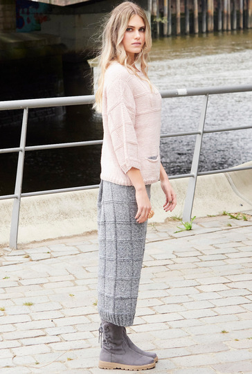 Roséfarbener Pulli mit grauem Rock