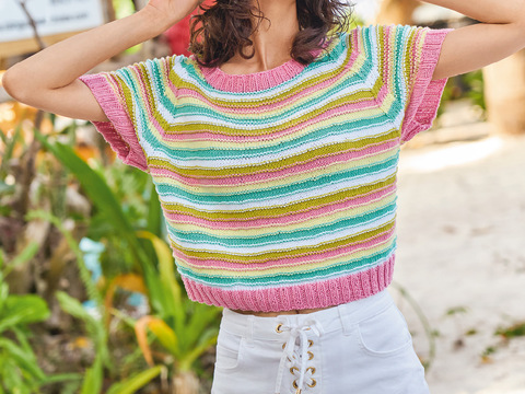 Fröhlicher Kurzarmpulli mit Streifen