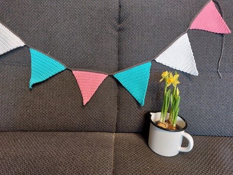 bunte Wimpelkette häkeln, z. B. fürs Babyzimmer oder für die Gartendeko