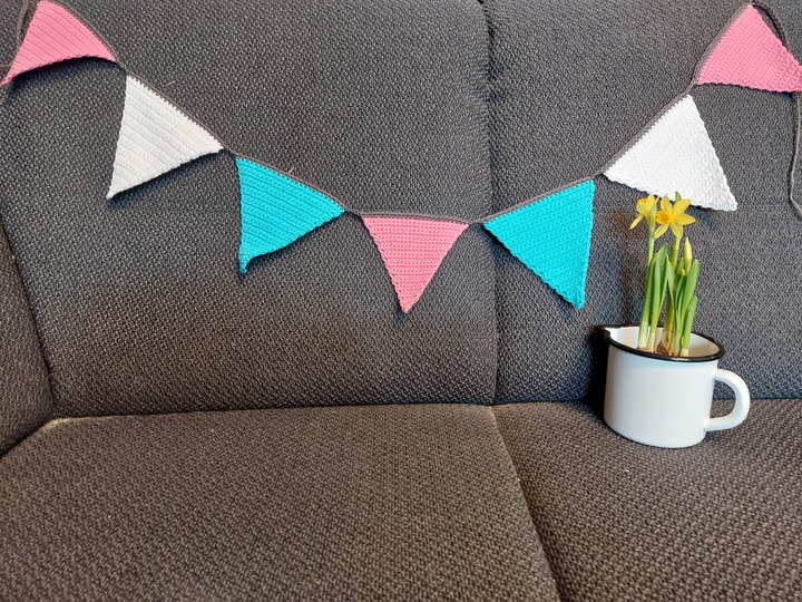 bunte Wimpelkette häkeln, z. B. fürs Babyzimmer oder für die Gartendeko