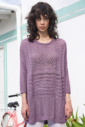 Lässiger, lilafarbener Pulli im Mustermix
