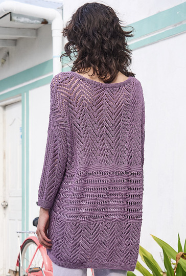 Lässiger, lilafarbener Pulli im Mustermix