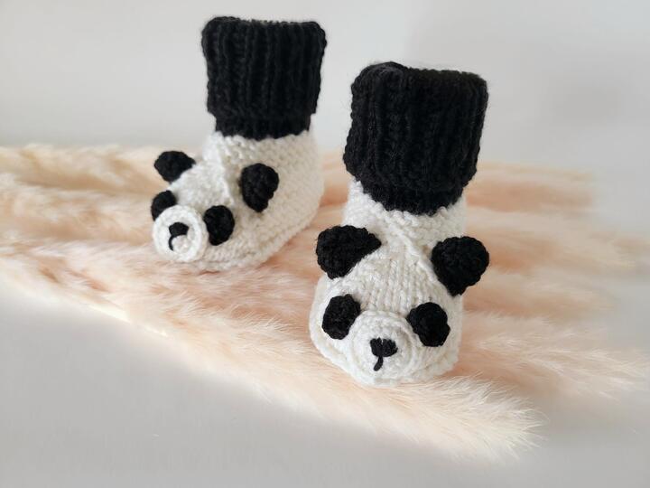 Strickanleitung Babyschühchen "Pandabär"