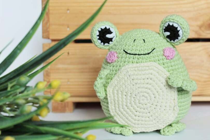 Crochet cute frog toy