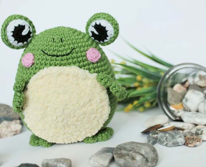 Crochet cute frog toy