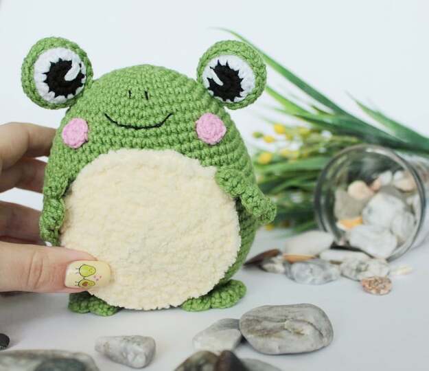Crochet cute frog toy