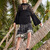 Extravaganter Pullover mit Fallmaschen