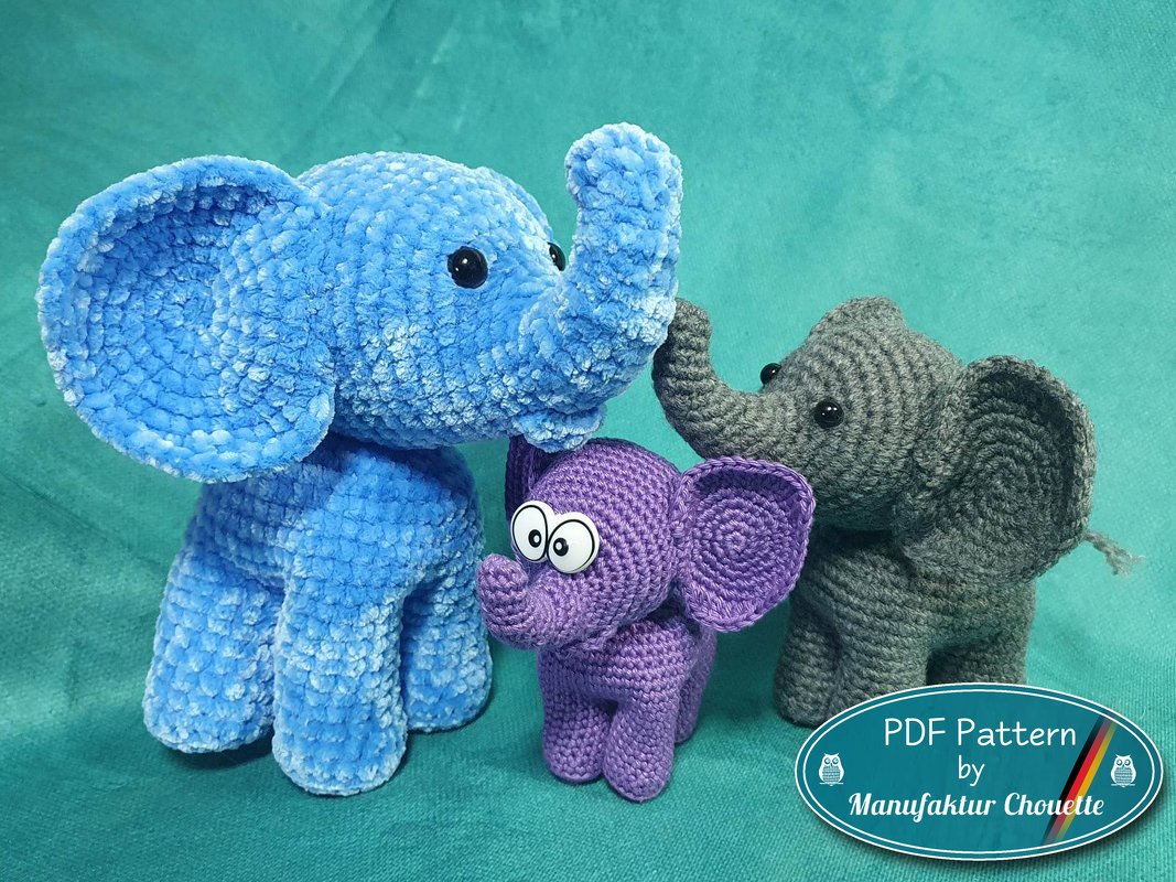 Drei gehäkelte Amigurumi-Elefanten in verschiedenen Farben, Größen und Garntexturen