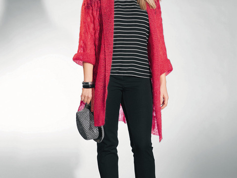 Quer getrickte rote Mohairjacke mit Zopfmuster