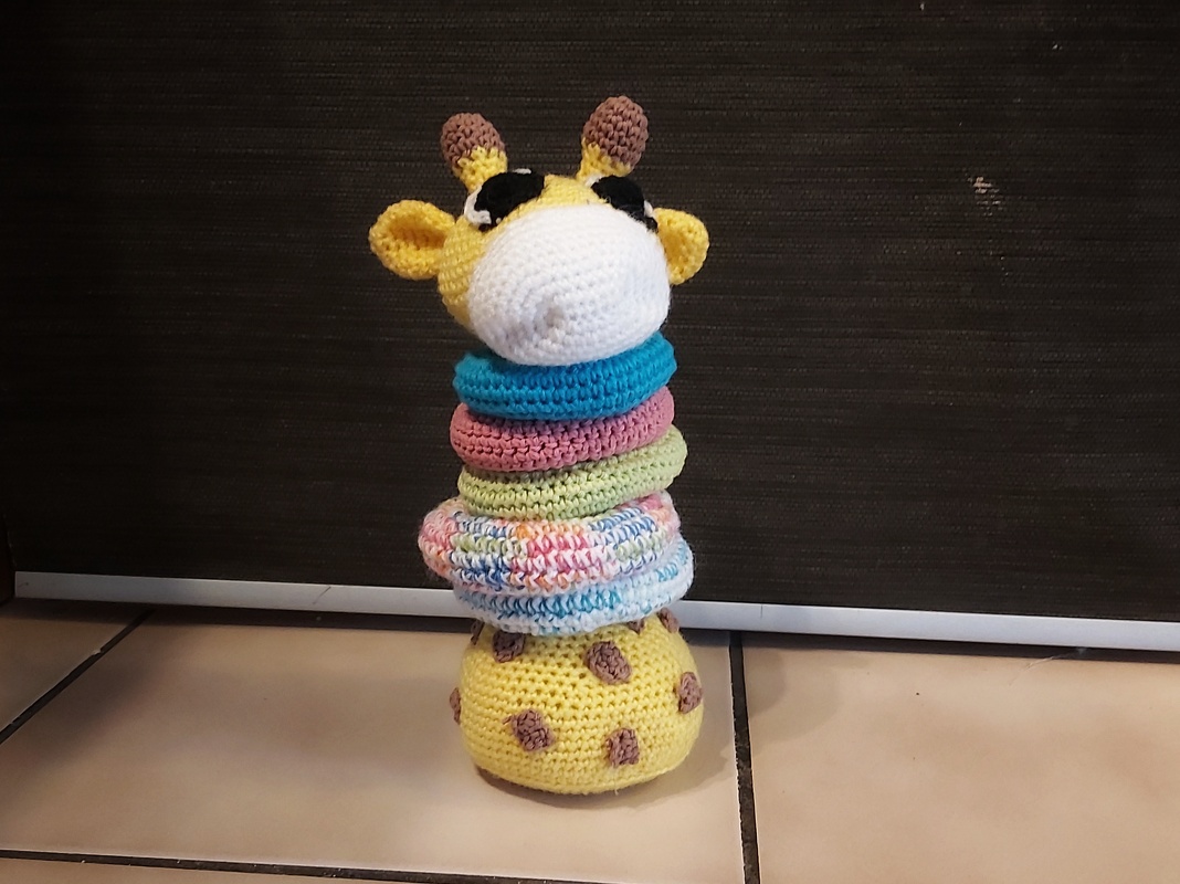 Gehäkeltes Giraffen-Stapelspiel mit fünf farbigen Ringen
