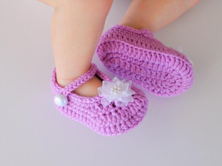 Mary Jane crochet baby shoes pattern PDF, 3 sizes girl soft sole crib shoes