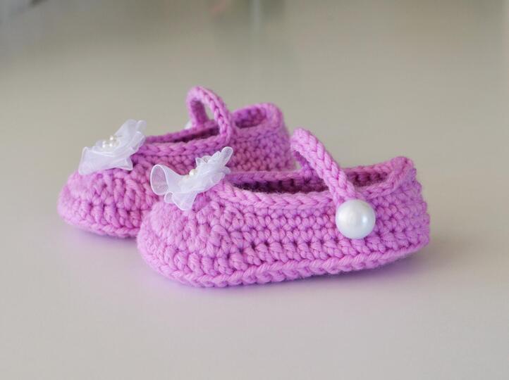 Mary Jane crochet baby shoes pattern PDF, 3 sizes girl soft sole crib shoes