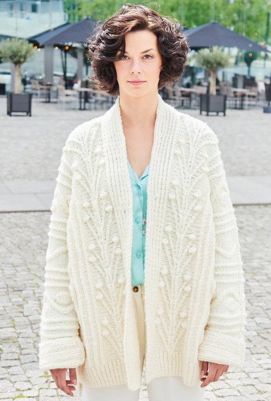 Jacke mit Aranmuster in Wollweiß - Bild 5