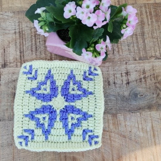 "Punawei" (Frühling) - Quadrat in Mosaikhäkeltechnik