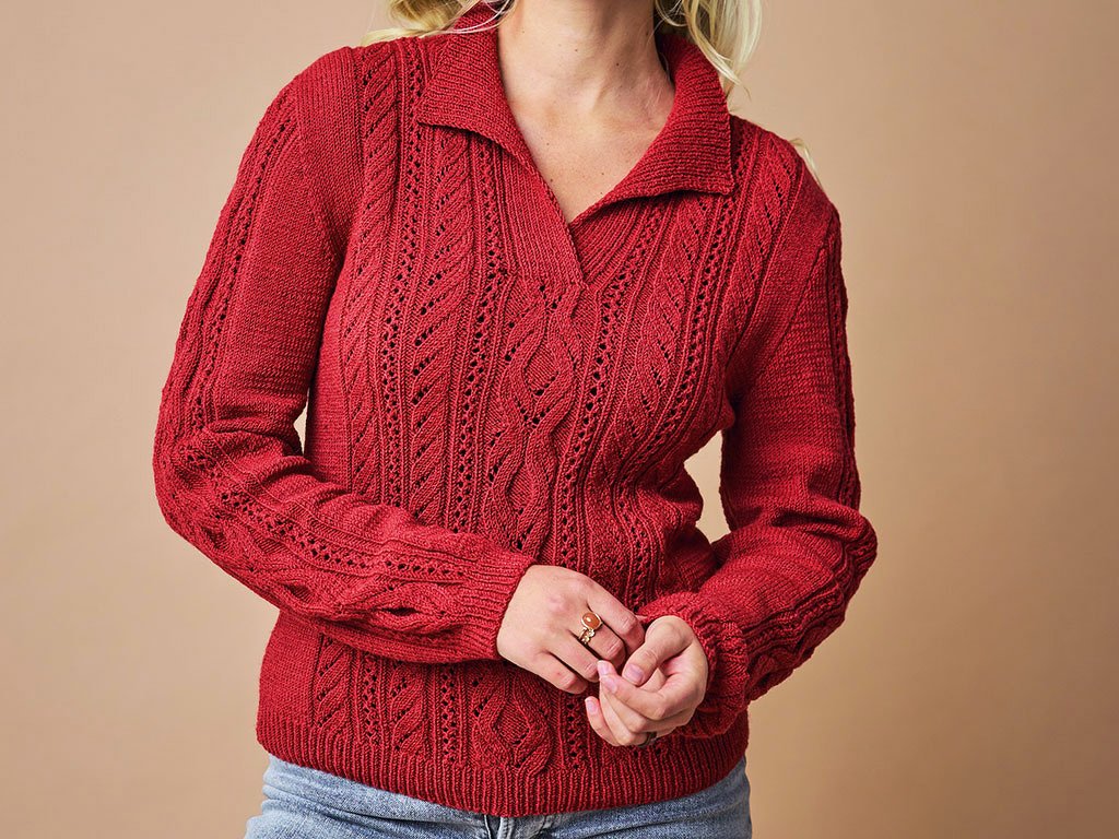 Roter Damen-Strickpullover mit offenem Kragen, V-Ausschnitt und Zopf- sowie Lochmuster.