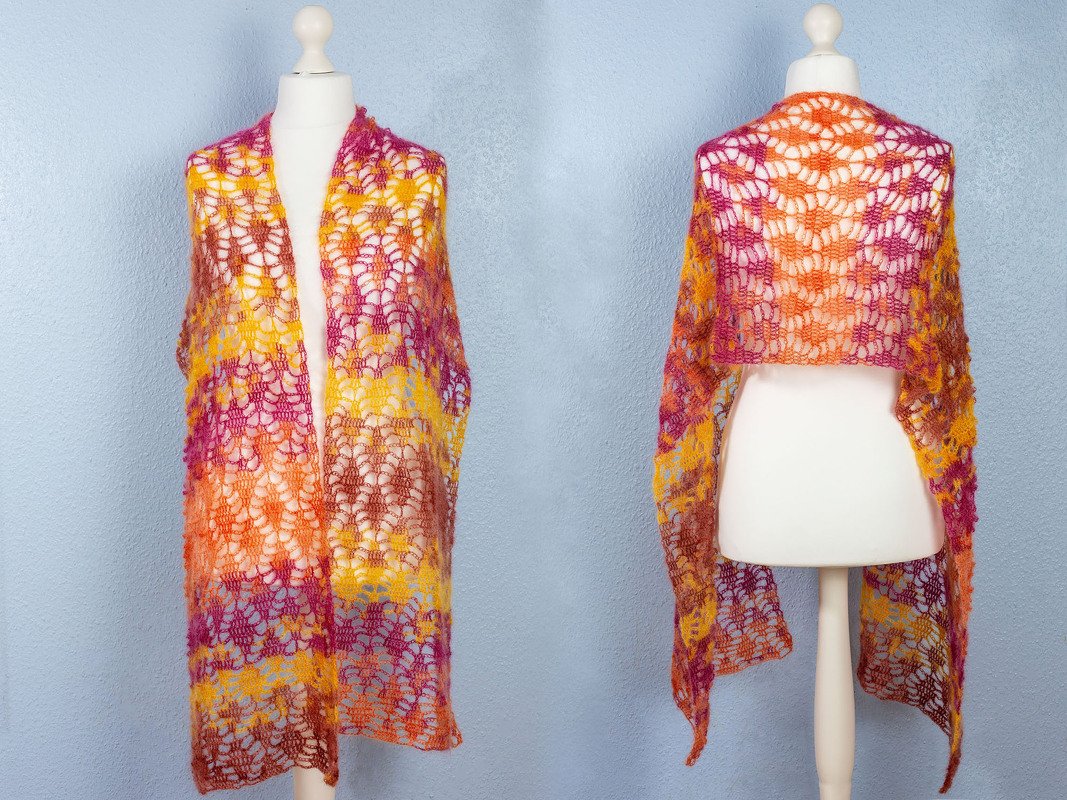 Farbenfroher Häkelschal mit offenem Lochmuster an einer Schaufensterpuppe, Vorder- und Rückansicht