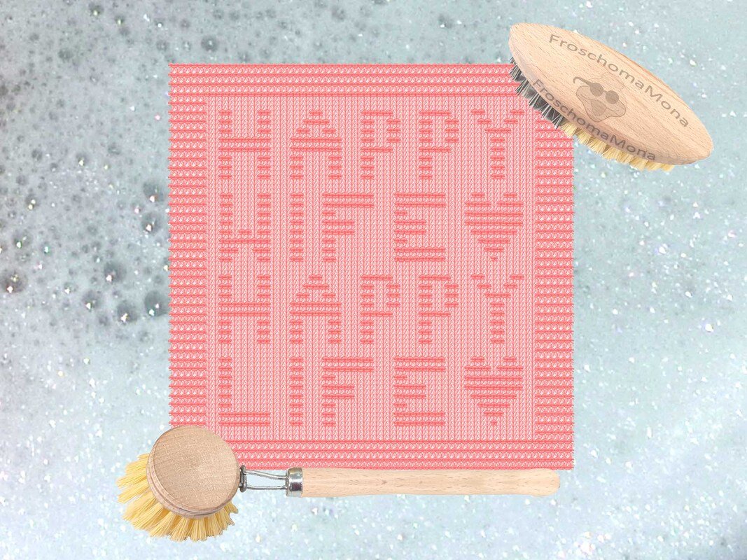 Korallfarbener gestrickter Topflappen mit Spruch ‚HAPPY WIFE HAPPY LIFE‘ und Herzmotiven, arrangiert mit Holzbürsten auf seifigem Hintergrund