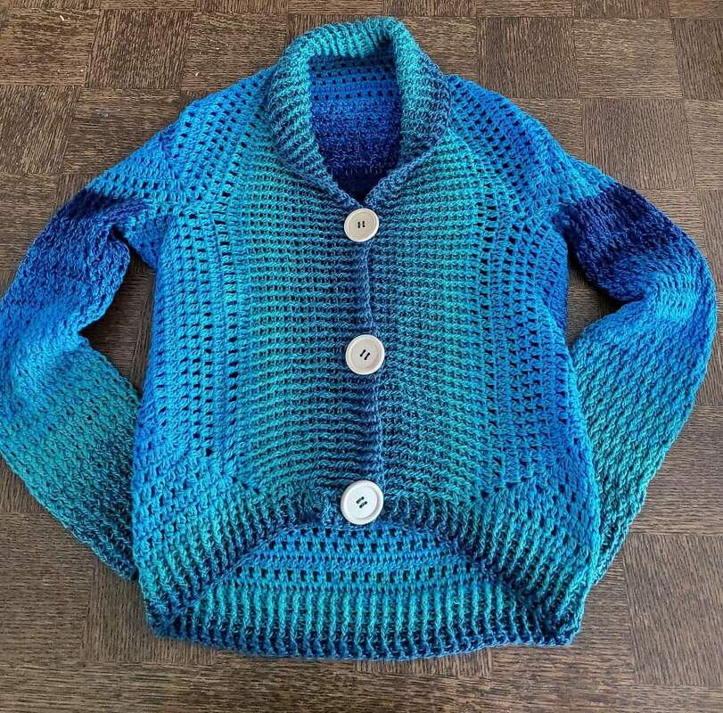 Gehäkelte Jacke mit offenem Stäbchenmuster, Umschlagkragen und drei Knöpfen in Blau-Türkis