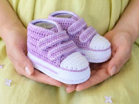 Crochet Baby Sneakers Pattern – High Top Booties with Velcro – 4 Sizes PDF