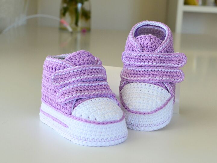 Crochet Baby Sneakers Pattern – High Top Booties with Velcro – 4 Sizes PDF