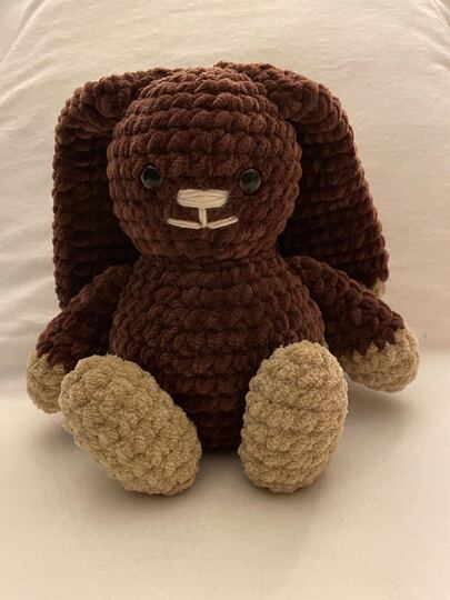 Häkelanleitung: So häkelst du bezaubernde Hasen aus Chenillewolle