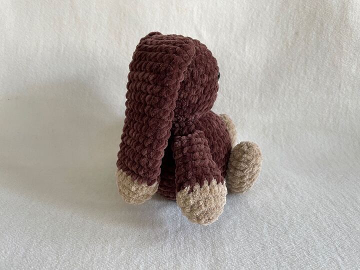 Häkelanleitung: So häkelst du bezaubernde Hasen aus Chenillewolle