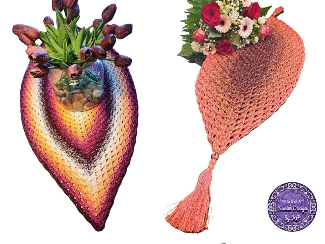 Zwei gehäkelte dreieckige Tischdeckchen mit Farbverlauf; links violett-gelb unter einer Glasvase mit Tulpen, rechts rosa-orange mit Quaste unter einem Blumenstrauß