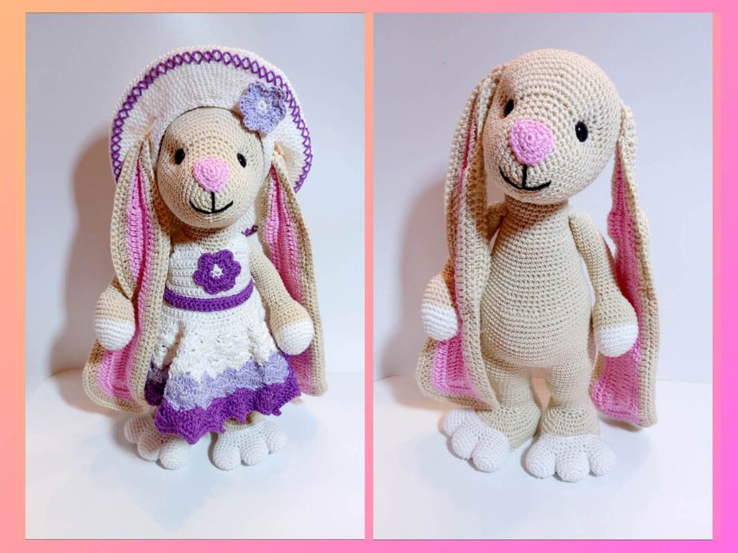 Zwei gehäkelte Amigurumi-Hasen nebeneinander – links mit lila-weißem Kleid und Hut, rechts schlicht naturfarben.