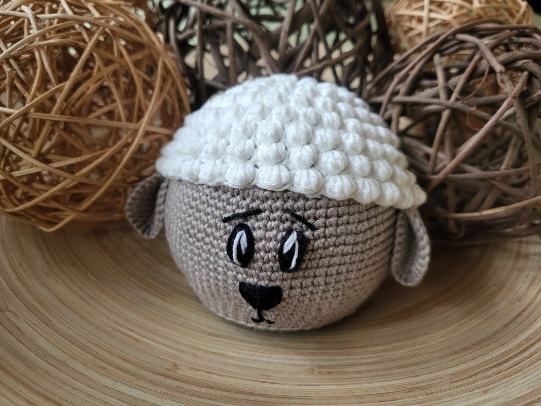 Sprachgesteuerte KI umhäkeln "Schaf"