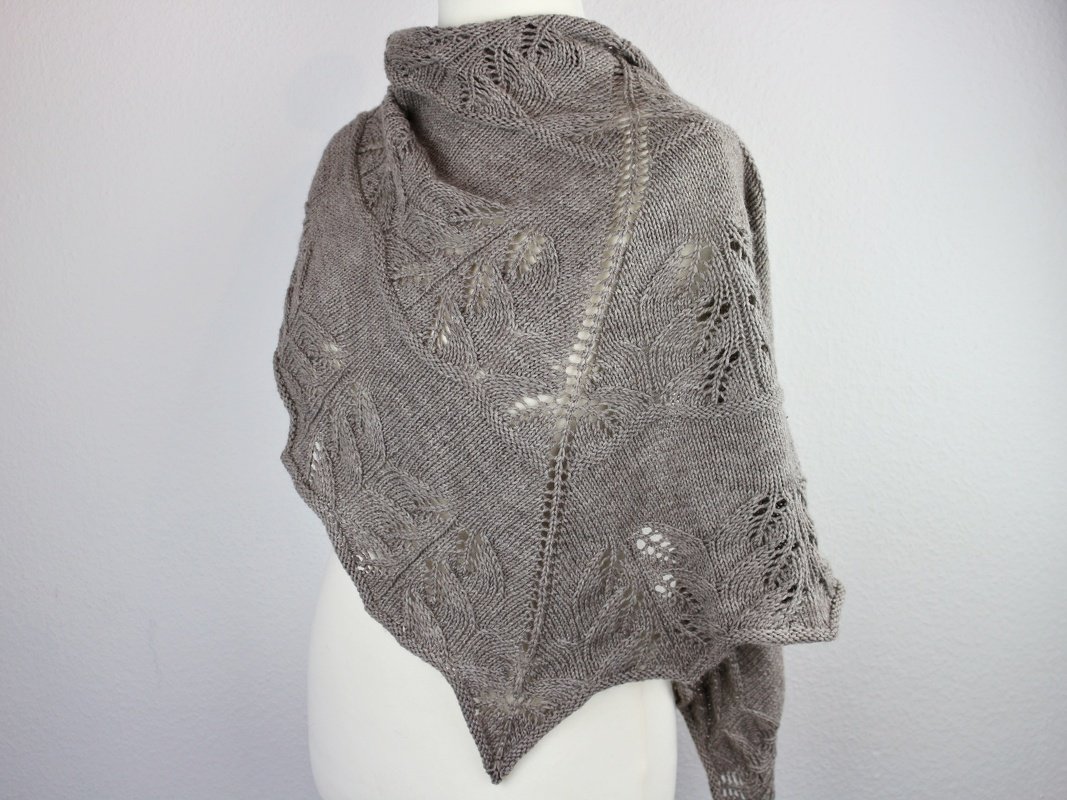 Gestricktes graues Dreieckstuch mit Loch- und Blattmuster auf Schneiderpuppe