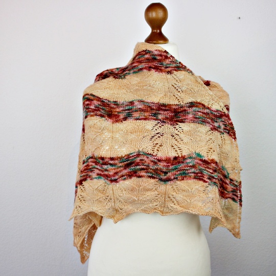 Strickanleitung leichtes Tuch mit Lacemuster – ideal für Farbverlaufsgarn
