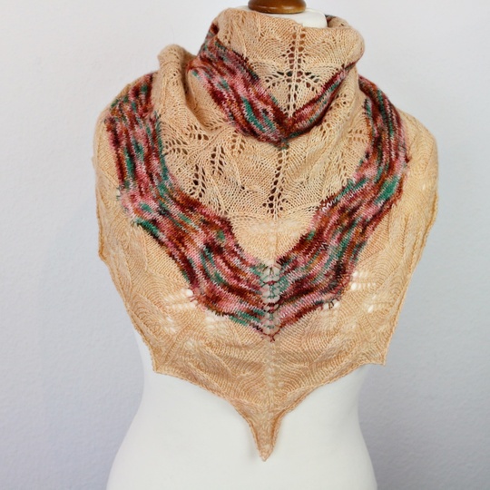 Strickanleitung leichtes Tuch mit Lacemuster – ideal für Farbverlaufsgarn