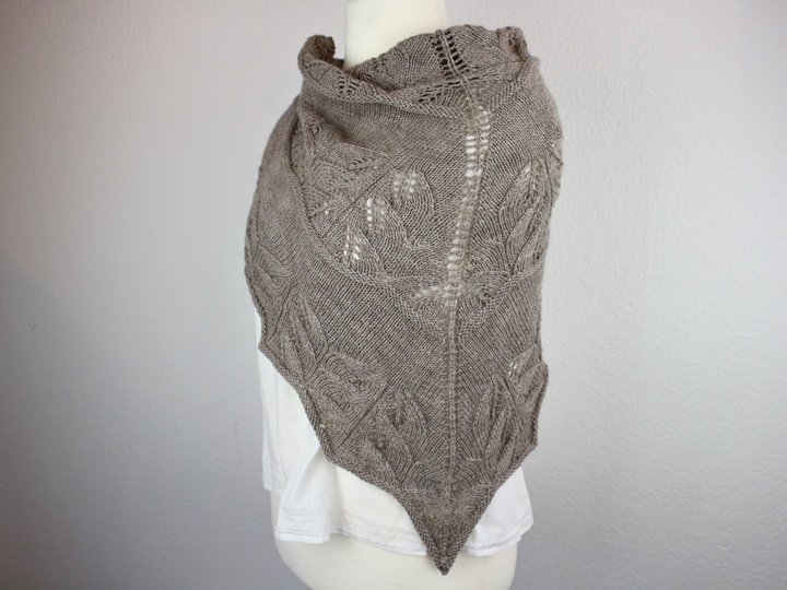 Strickanleitung leichtes Tuch mit Lacemuster – ideal für Farbverlaufsgarn