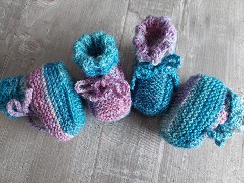Strickanleitung Babyschuhe mit Zopfbündchen aus Sockenwolle!