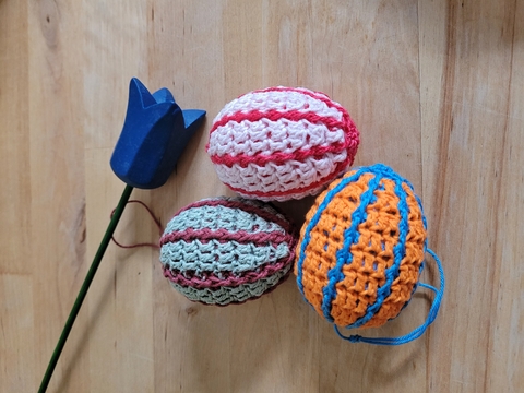 Osterei längsgestreift