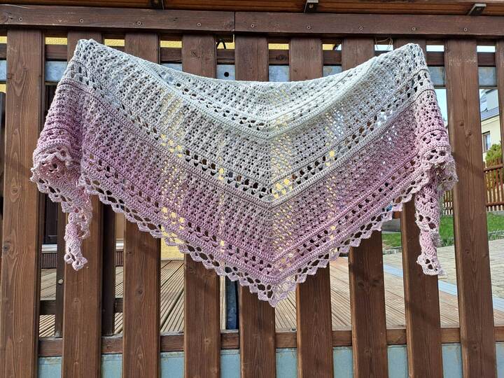 Häkelanleitung Spring Romance: Symmetrisches und asymmetrisches Häkeltuch