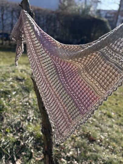 Häkelanleitung Spring Romance: Symmetrisches und asymmetrisches Häkeltuch