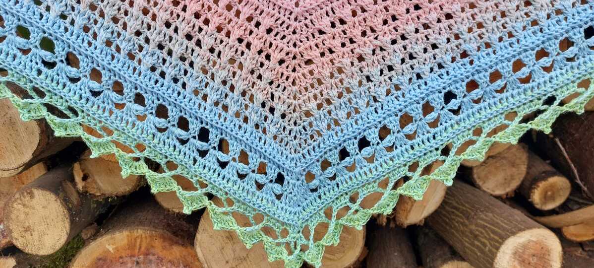 Häkelanleitung Spring Romance: Symmetrisches und asymmetrisches Häkeltuch