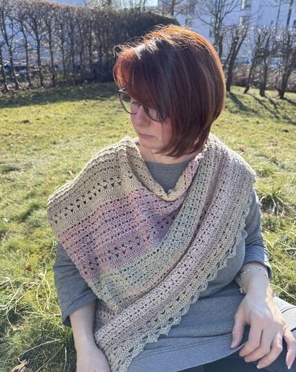 Häkelanleitung Spring Romance: Symmetrisches und asymmetrisches Häkeltuch