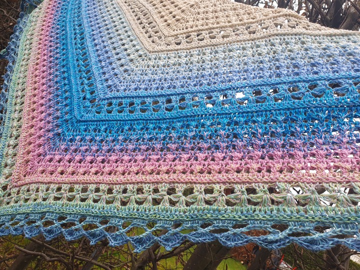 Häkelanleitung Spring Romance: Symmetrisches und asymmetrisches Häkeltuch