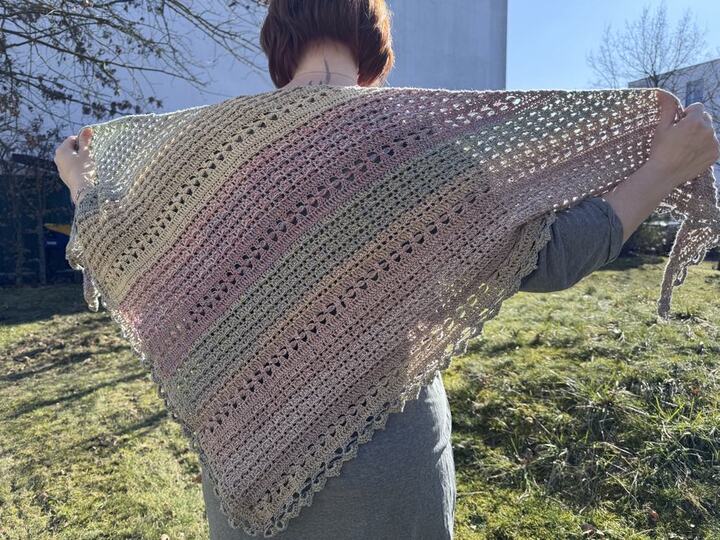 Häkelanleitung Spring Romance: Symmetrisches und asymmetrisches Häkeltuch