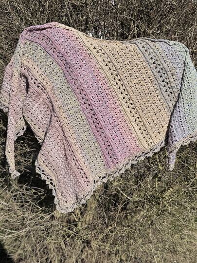 Häkelanleitung Spring Romance: Symmetrisches und asymmetrisches Häkeltuch