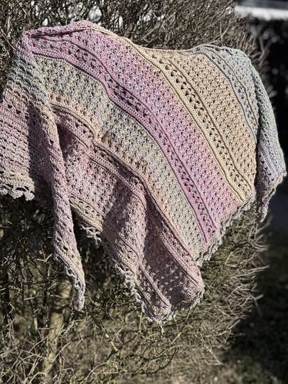 Häkelanleitung Spring Romance: Symmetrisches und asymmetrisches Häkeltuch