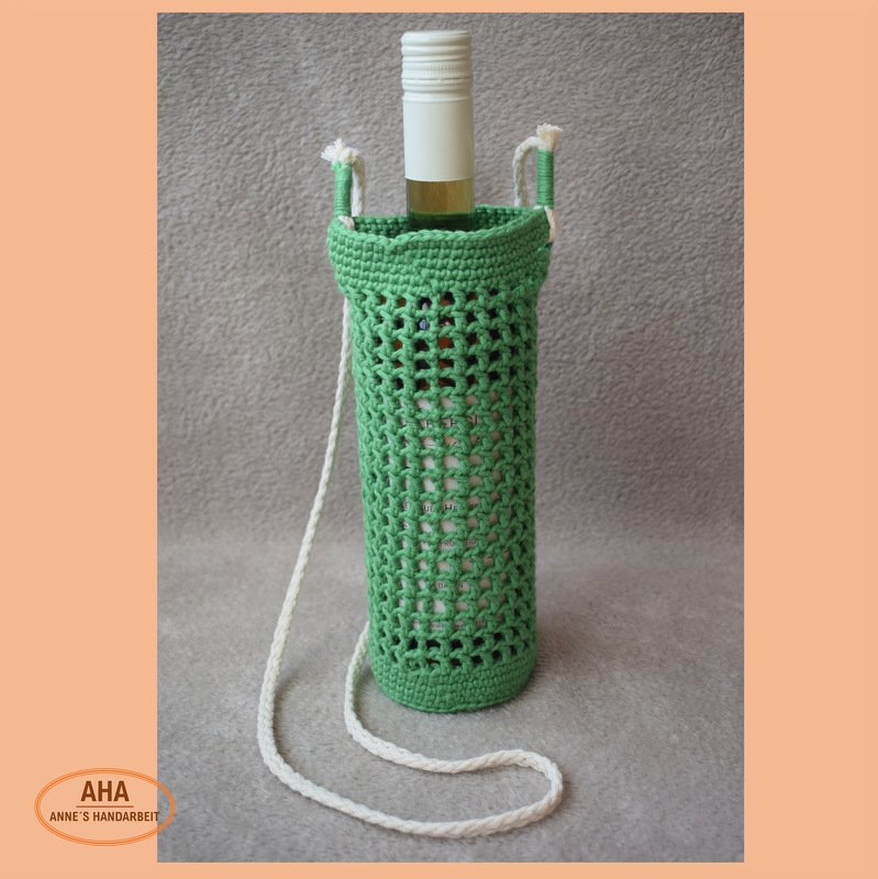 Gehäkelte grüne Flaschentasche mit weißer Kordel und Flasche